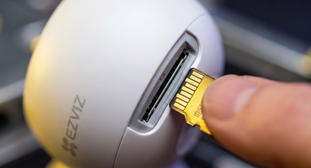 Комплект wi-fi видеонаблюдения на 2 камеры для квартиры 16 Комплект wi-fi видеонаблюдения на 2 камеры для квартиры