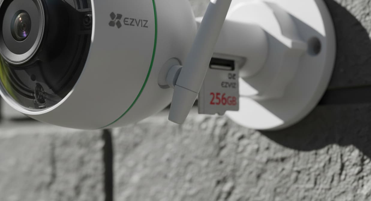 Ip камера ezviz c3wn 33 Крупный план слота для карты памяти microsd на корпусе ezviz c3wn с вставленной картой на 256 гб.
