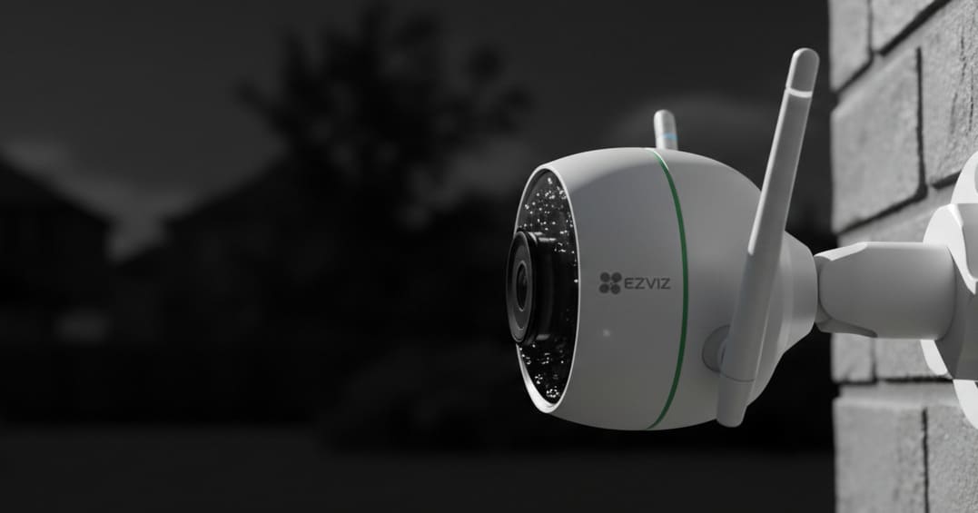 Ip камера ezviz c3wn 30 Сцена ночного видеонаблюдения: темнота с четким черно-белым изображением, освещенным ик-подсветкой ezviz c3wn на расстоянии 30 метров.