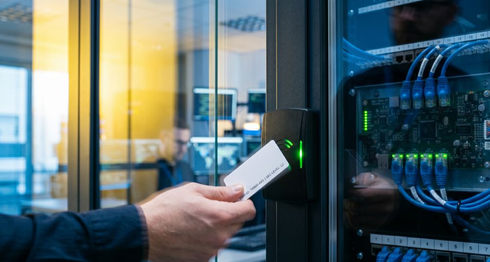 Сетевые контроллеры скуд: преимущества перед автономными и обзор функционала. 4 Сотрудник прикладывает карту доступа к считывателю
