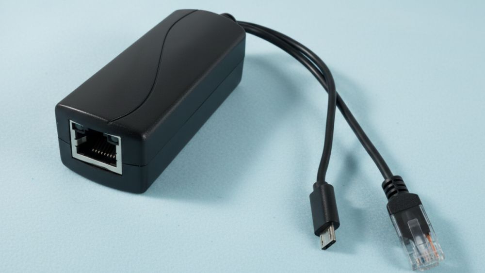 Poe-сплиттер с usb выходом nbls-yad-07b 1 Poe-сплиттер nbls-yad-07b с выходом micro-usb на голубом фоне