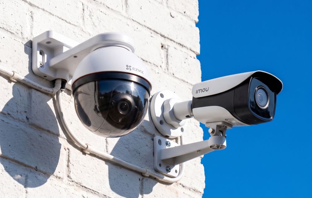 Обзор линейки ezviz (hikvision) и imou (dahua): сравнение камер для дома. 5 Уличные wi-fi камеры ezviz и imou на фасаде дома