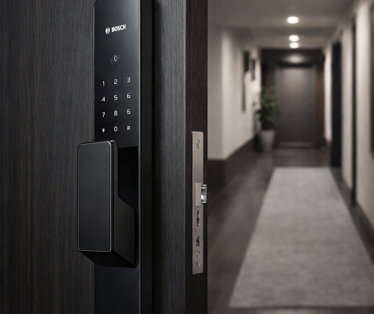 Умный дверной замок bosch fu20plus black 1 Умный дверной замок bosch fu20plus black на входной двери